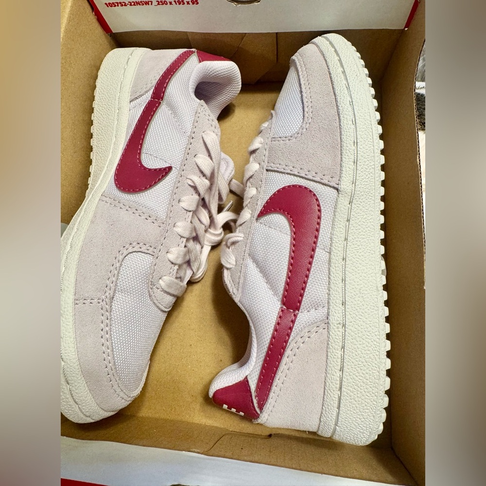 NEW! Nike Little Kids Light violet Sneakers with Magenta Swoosh SIZE 2 - Picture 9 of 11
